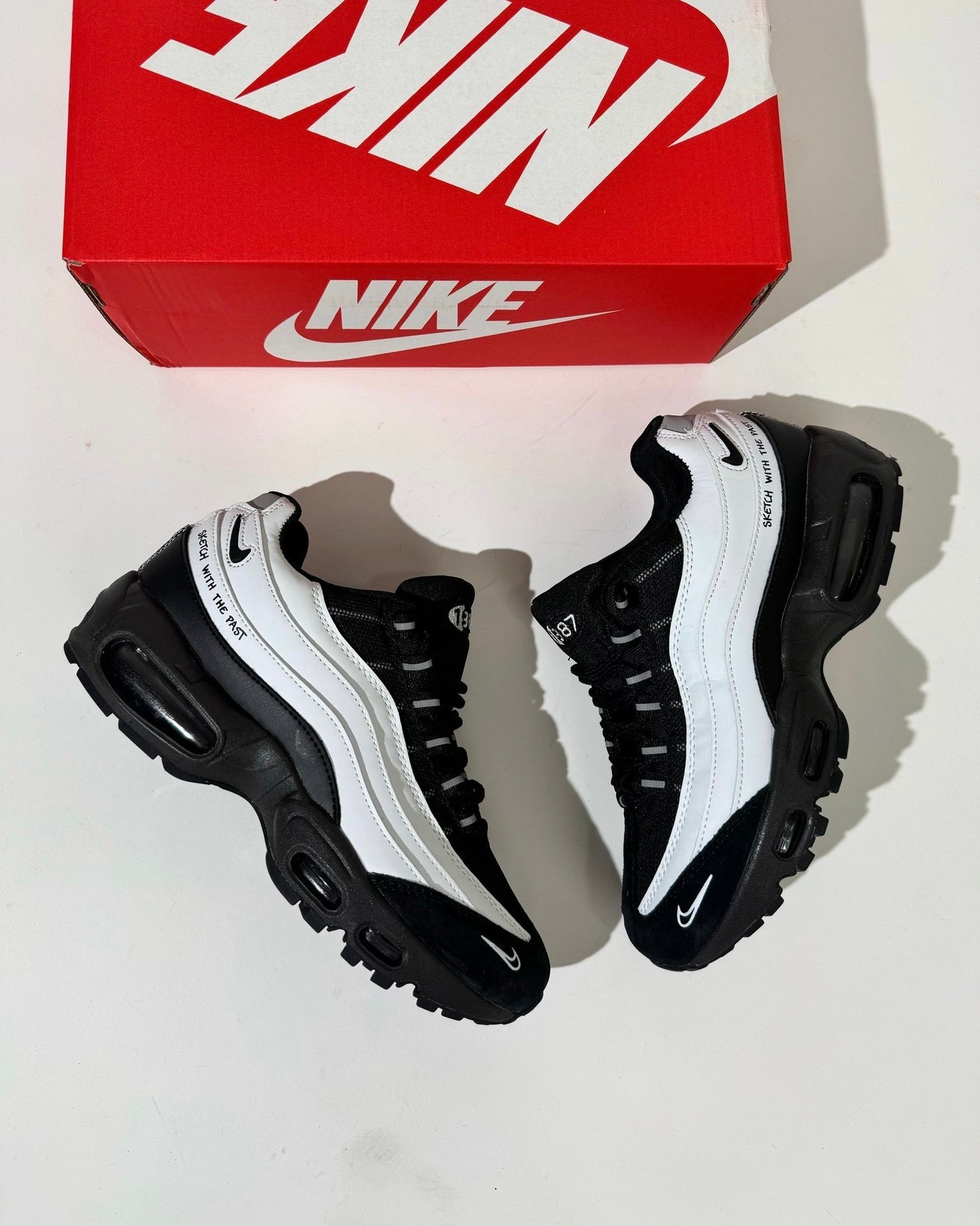 NIKE AIR MAX 95🖤🤍