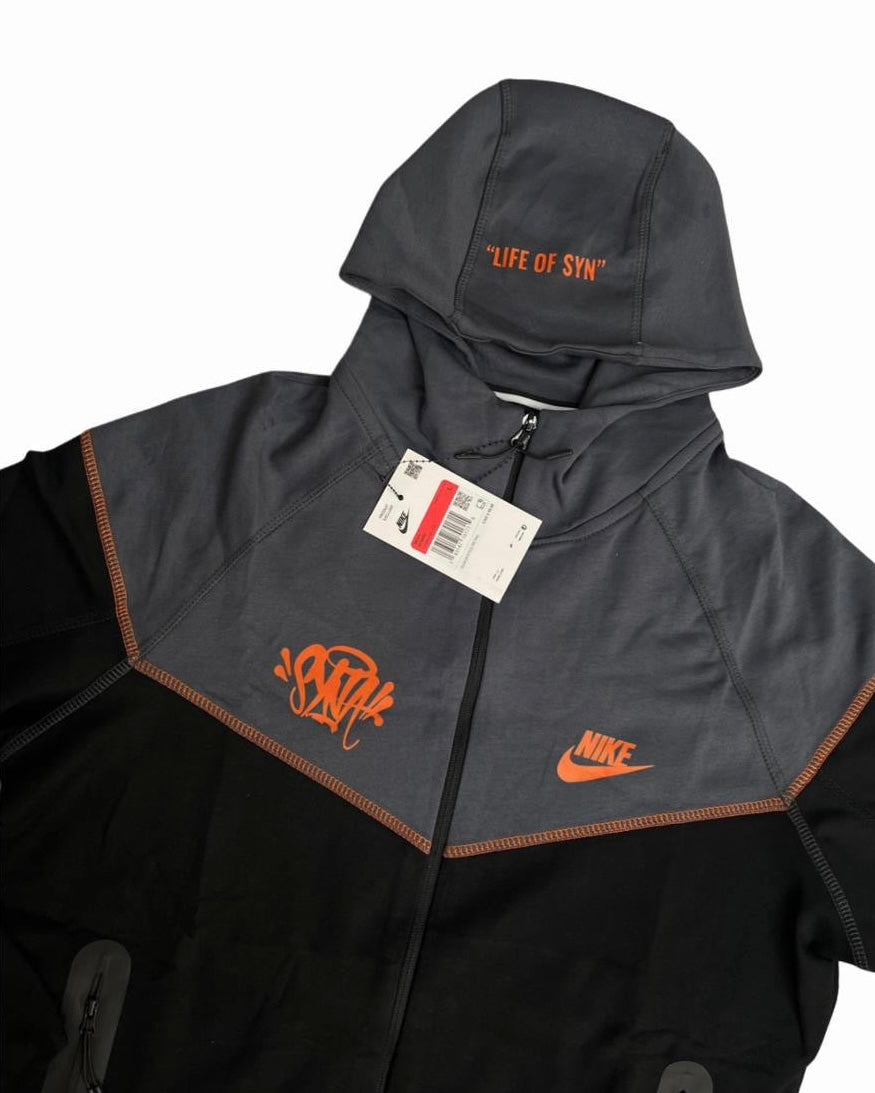 NIKE TECH SYNA WORLD