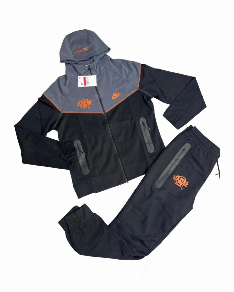 NIKE TECH SYNA WORLD