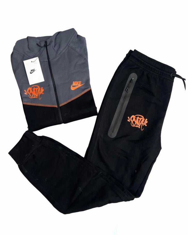 NIKE TECH SYNA WORLD