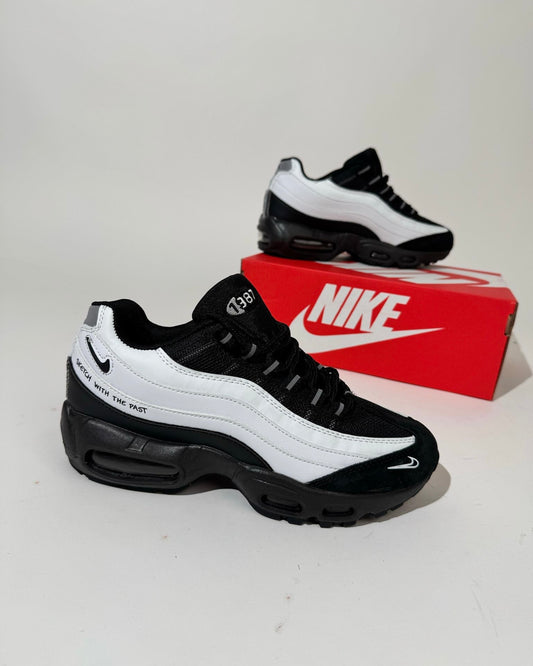 NIKE AIR MAX 95🖤🤍